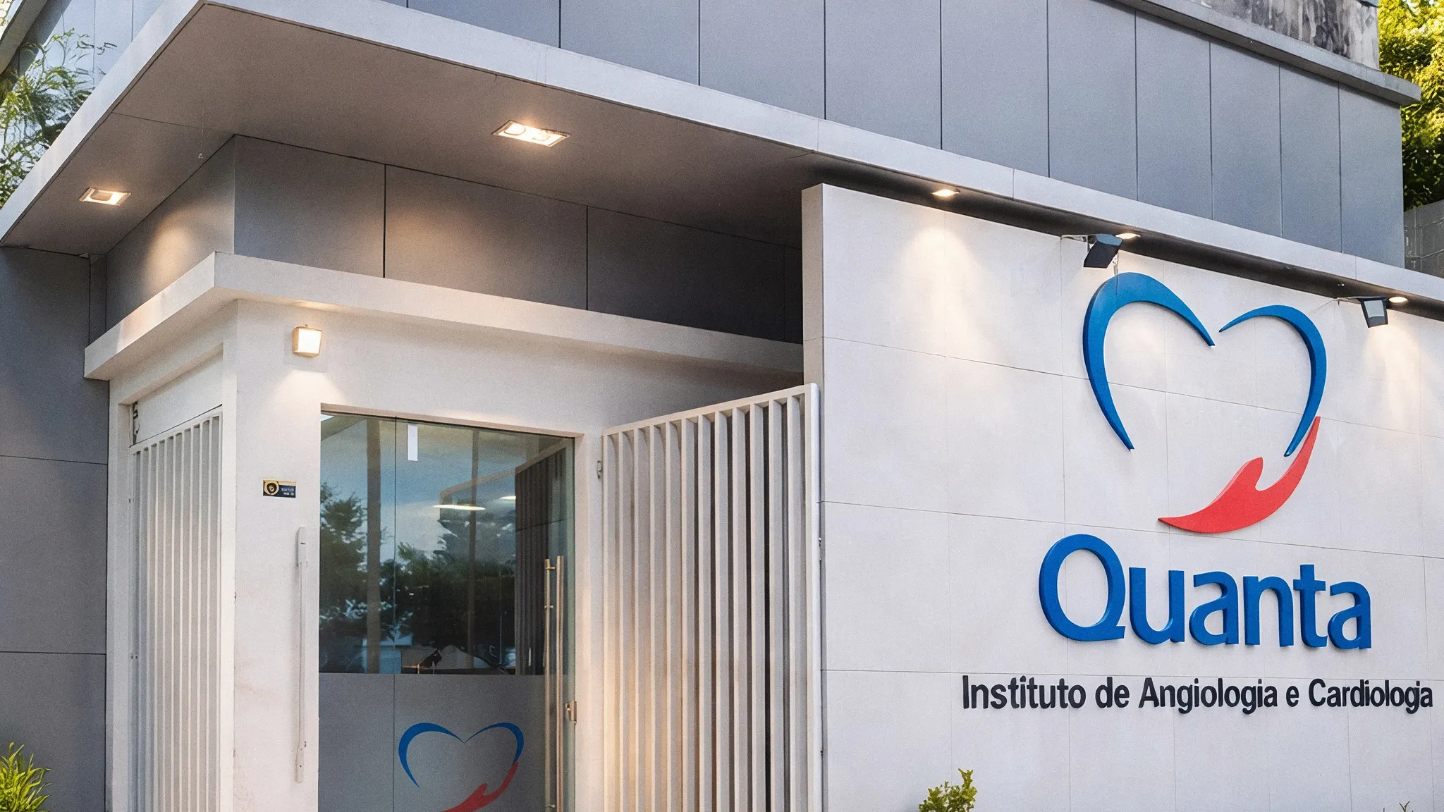 Fachada da Quanta Saúde em Alagoinhas, com a marca Quanta na parede